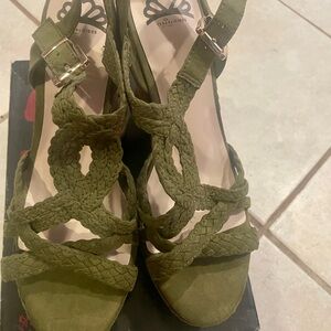 Fergalicious Olive Braided wedge cork-look Sandals gold hardware Fragrance Free